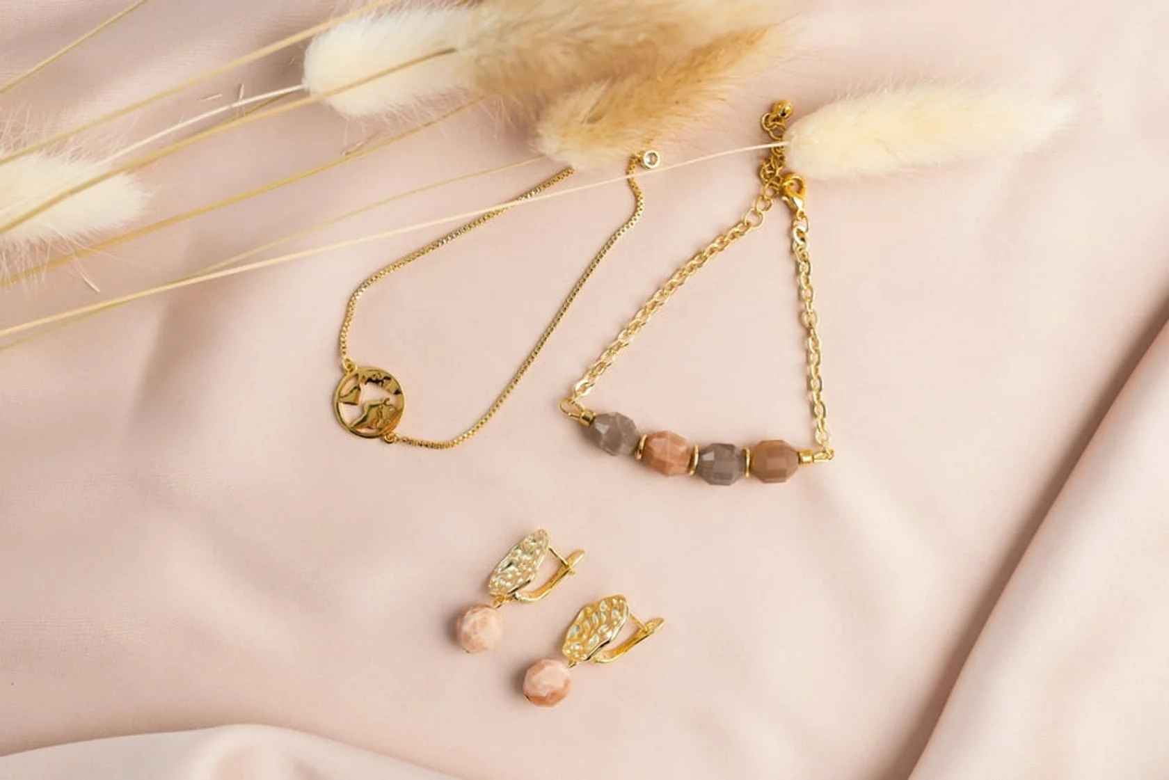 Difference between jewelry photo editing and jewelry retouching